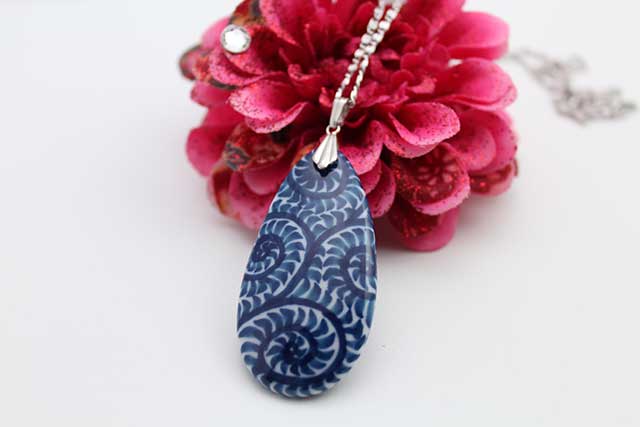 有田焼両面ペンダント 大  染付たこ唐草紋様