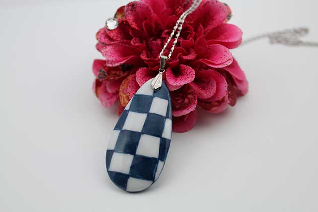 有田焼両面ペンダント 大  染付市松紋様