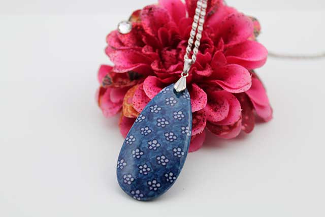 有田焼両面ペンダント 大  染付梅紋様