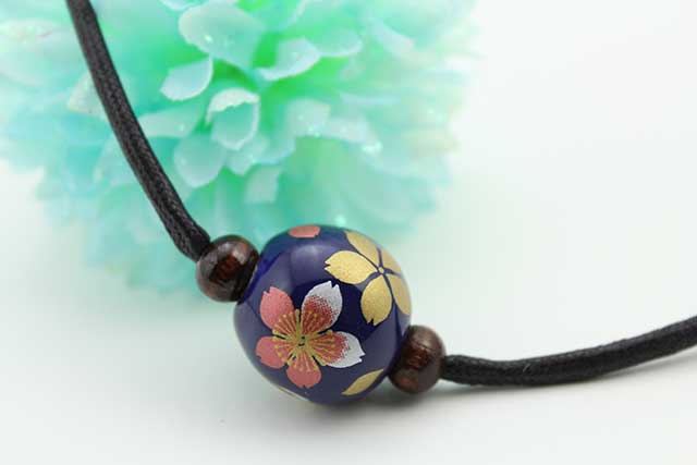 有田焼磁器玉皮紐ペンダント(フリー) 小  瑠璃桜吹雪 