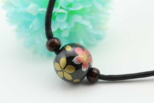 有田焼磁器玉皮紐ペンダント(フリー) 小  黒桜吹雪 