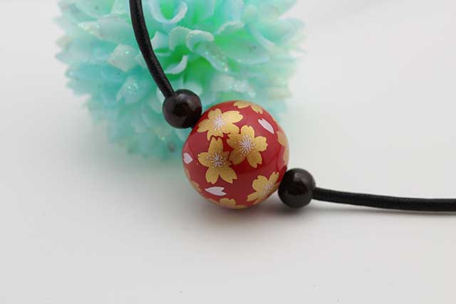 有田焼磁器玉皮紐ペンダント(フリー) 大  赤釉金彩桜 