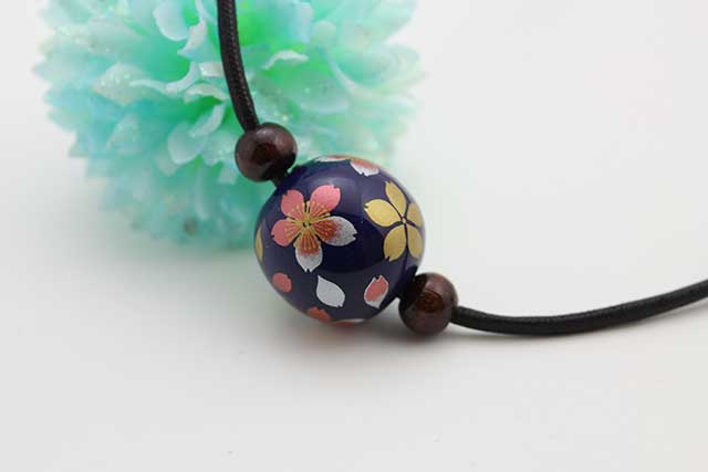 有田焼磁器玉皮紐ペンダント(フリー) 大  瑠璃桜吹雪 