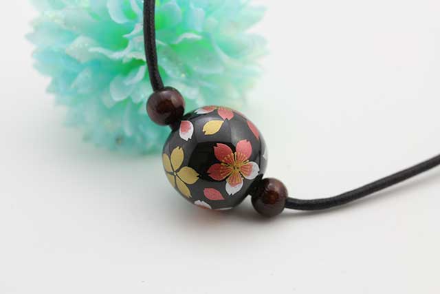 有田焼磁器玉皮紐ペンダント(フリー) 大  黒桜吹雪 