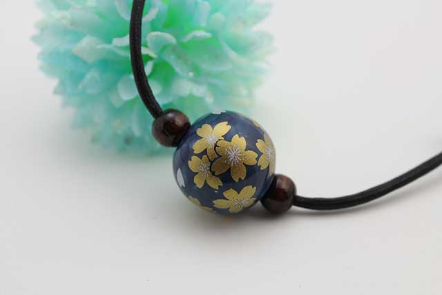 有田焼磁器玉皮紐ペンダント(フリー) 大  呉須金彩桜