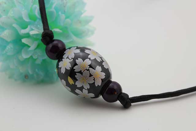 有田焼磁器玉皮紐ペンダント(フリー) 楕円  黒釉銀彩桜