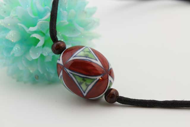 有田焼磁器玉皮紐ペンダント(フリー) 楕円  赤七宝紋様