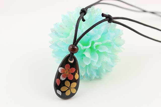 有田焼両面皮紐ペンダント(フリー) 小  黒桜吹雪