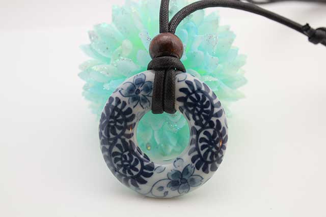 有田焼リング皮紐ペンダント(フリー)   染付桜たこ唐草