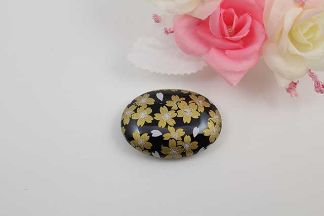 有田焼帯留 黒金桜 楕円型