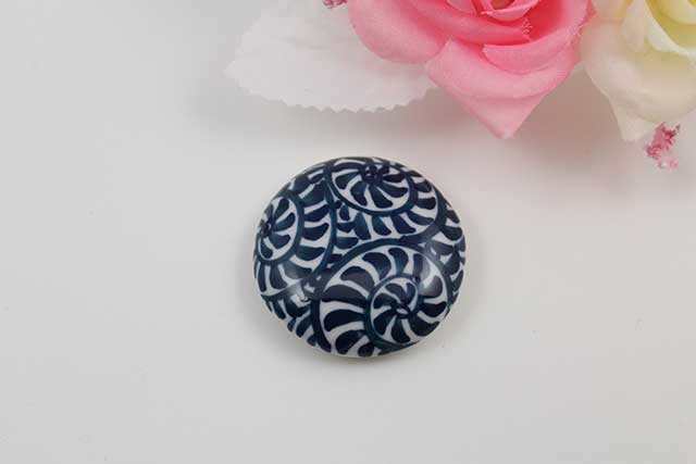 有田焼帯留 染付たこ唐草 丸型