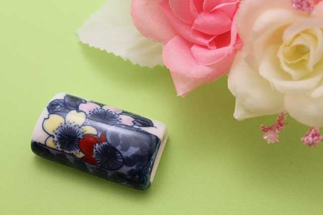 有田焼帯留 染錦岩桜　筒型