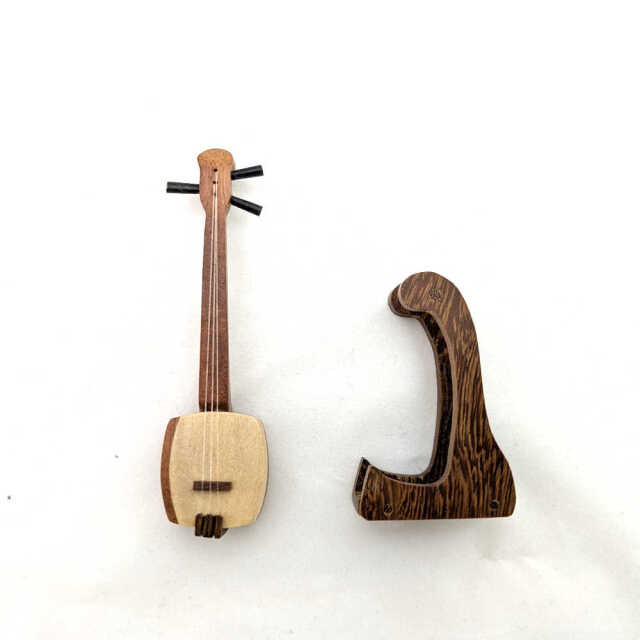 ミニチュア楽器 三味線 1/12 約8cm 台付き 音はなりません