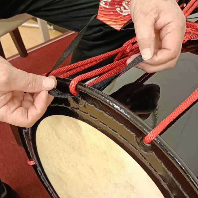 肩の痛みから解放】 担ぎ桶胴太鼓 ストラップ 鶴エンジ 幅広10cm