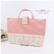 New 入園グッズ 保育園 幼稚園【蓋付きレッスンバッグ 大きめ フラップ付き】  32×43×5 小花 ピンク リバティ風 女の子用