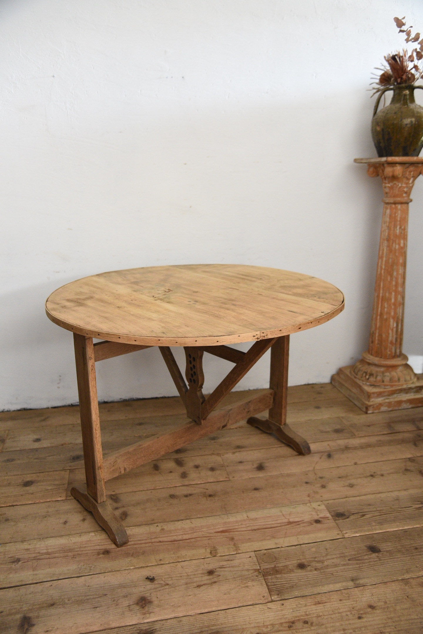 アンティーク　ワインテーブル　ティルトップ　ラウンド　テイスティングテーブル　フレンチ　剥離