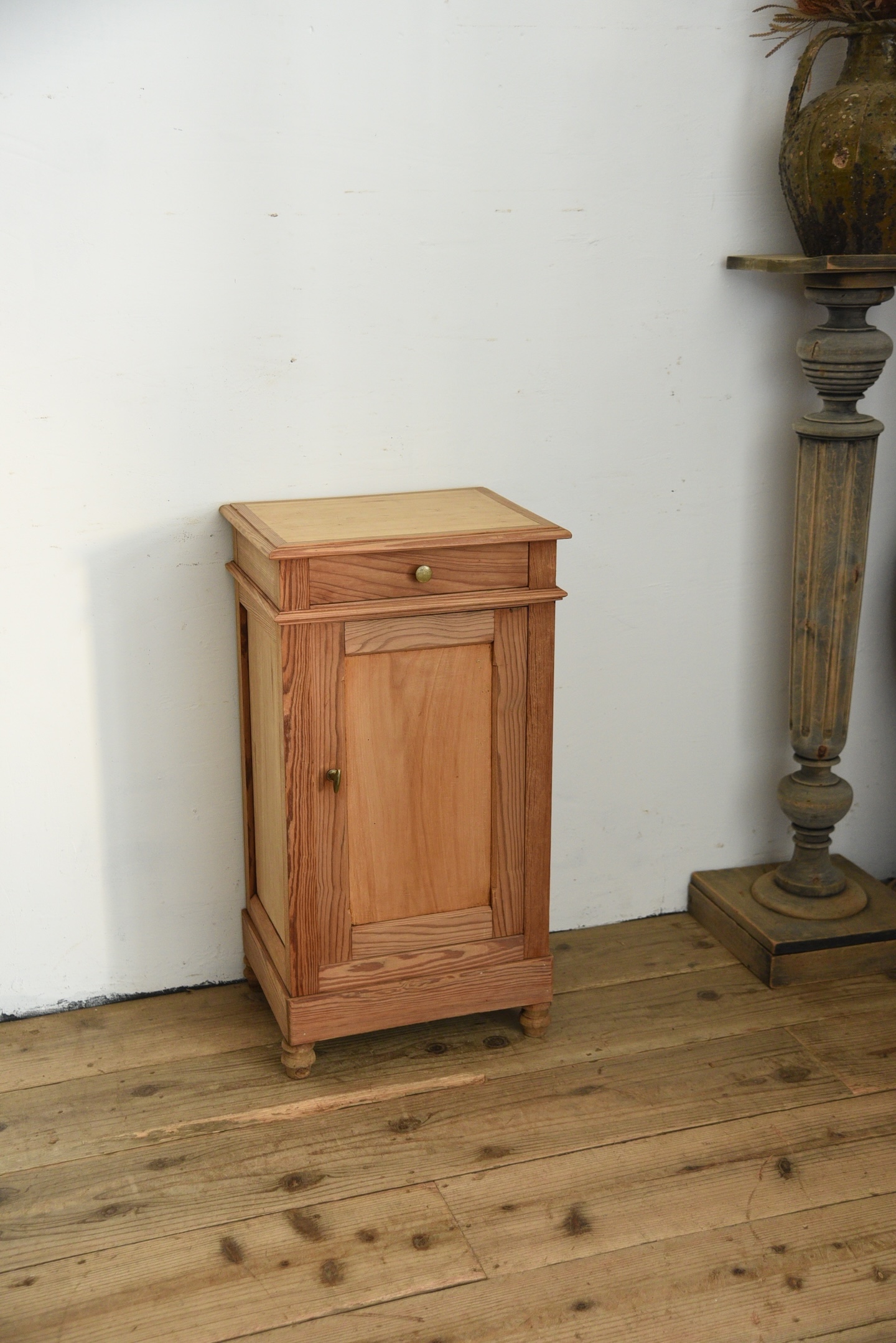 アンティーク　ベッドサイドキャビネット　ナイトスタンド　フレンチ　剥離