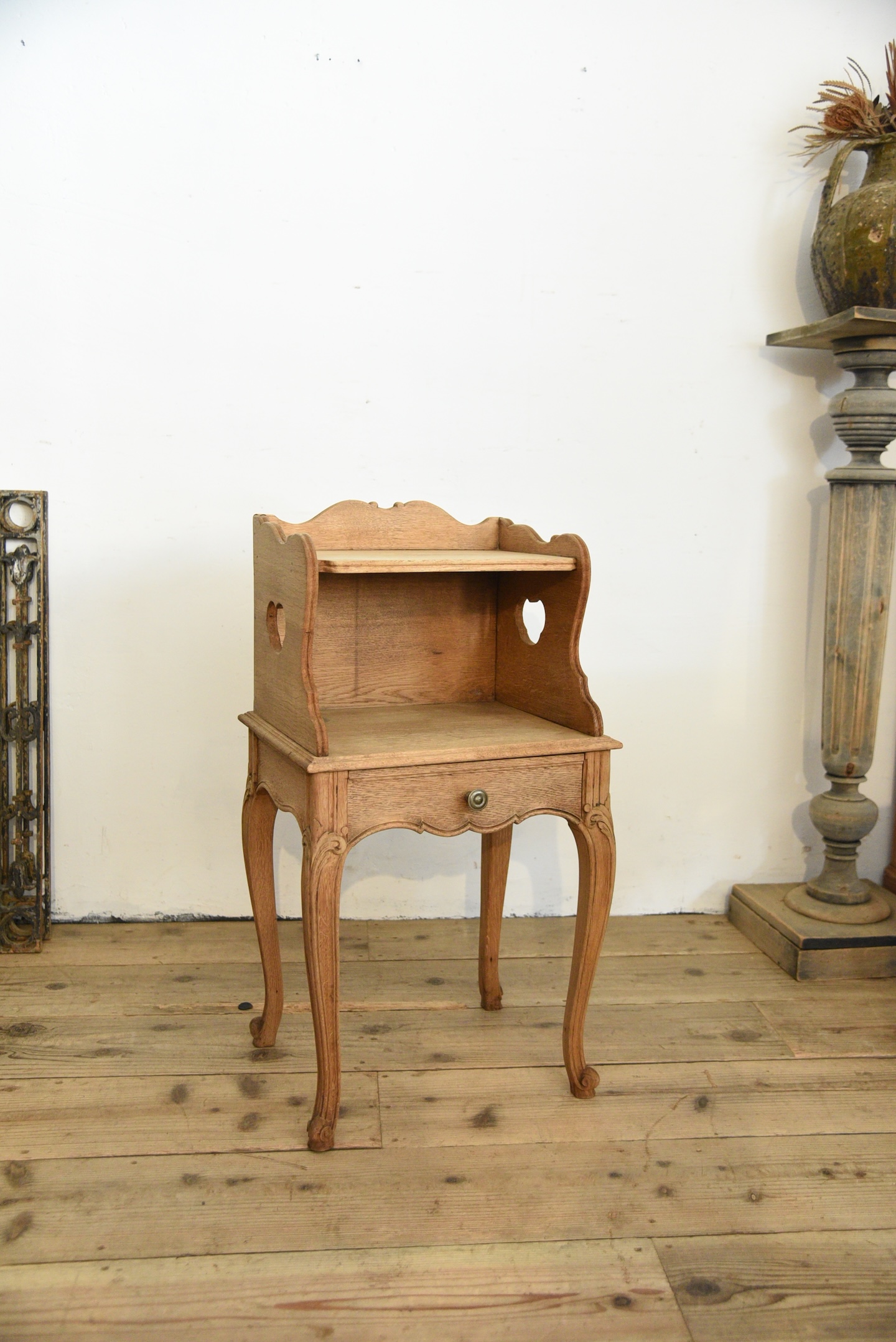 アンティーク　猫脚　ベッドサイドテーブル　剥離　フレンチ