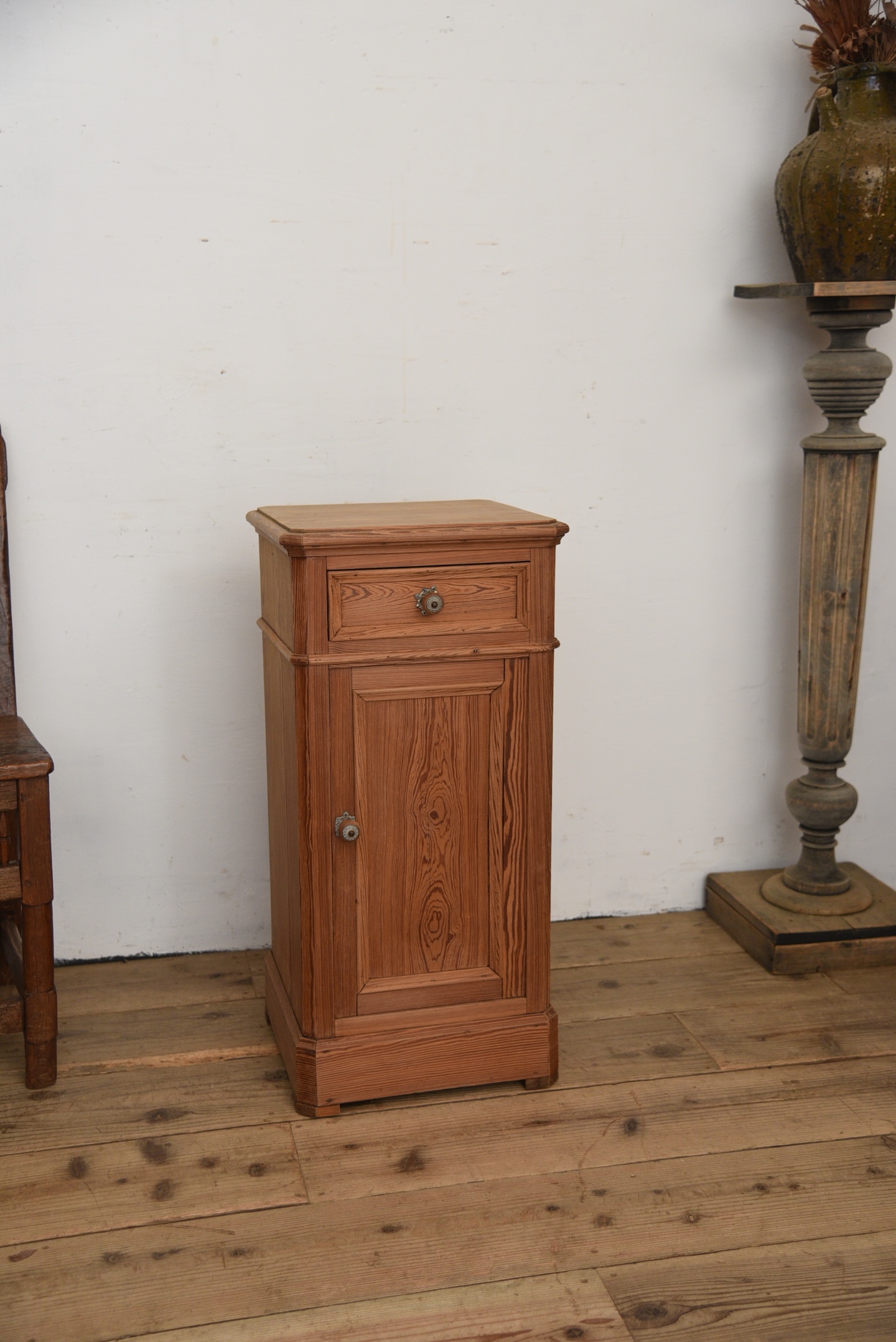 アンティーク　ヴィンテージ　ベッドサイドテーブル　ナイトテーブル　剥離　パイン　フレンチ