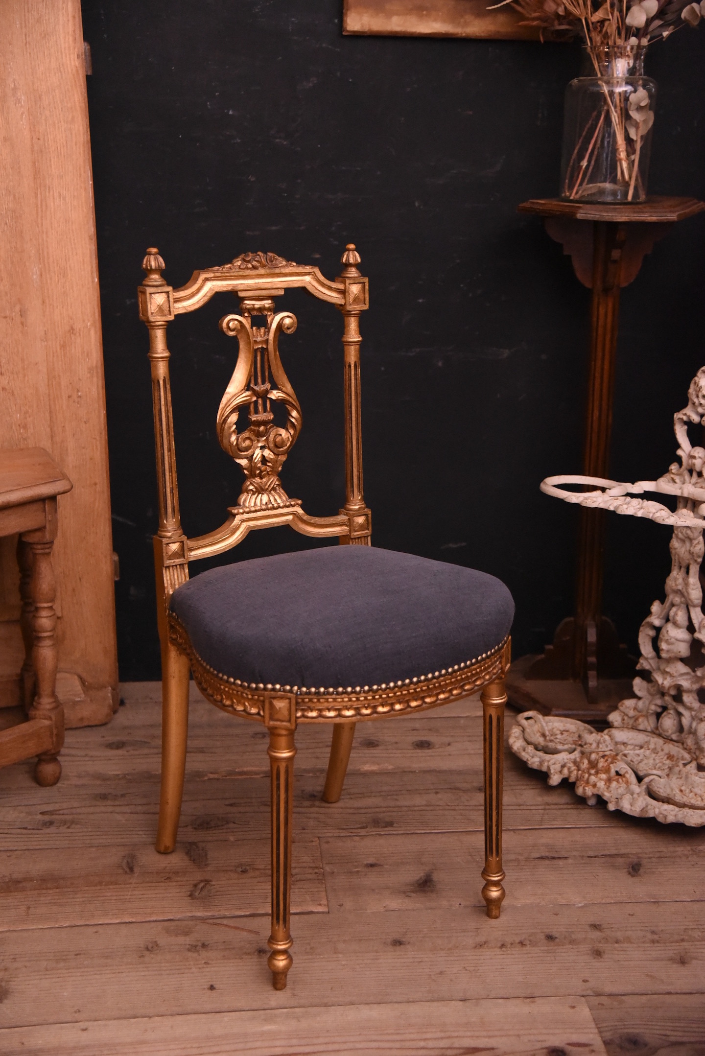 褪せたゴールドと装飾が美しいフレンチチェア b