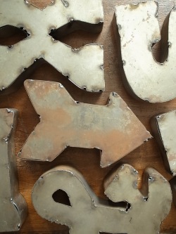 メタル　　レター　アロー