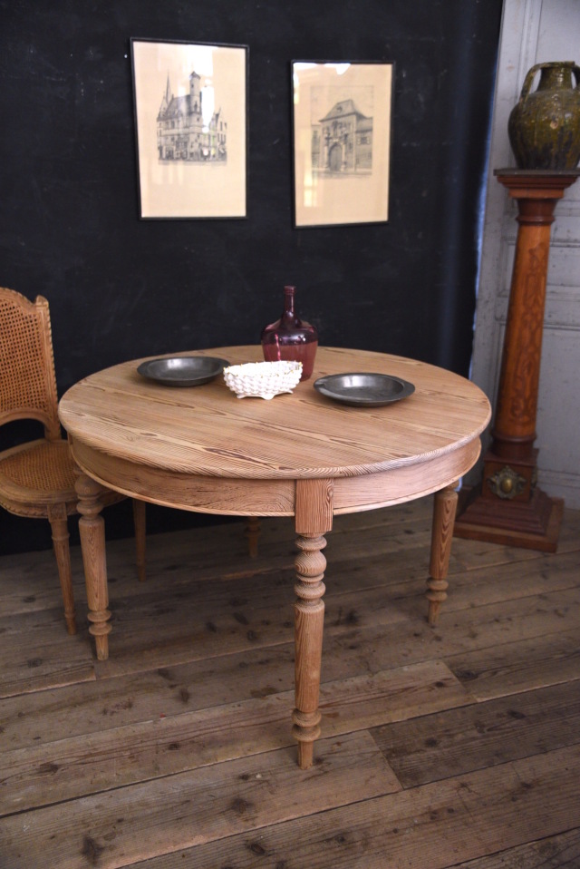 風合いある木製ラウンドダイニングテーブル 