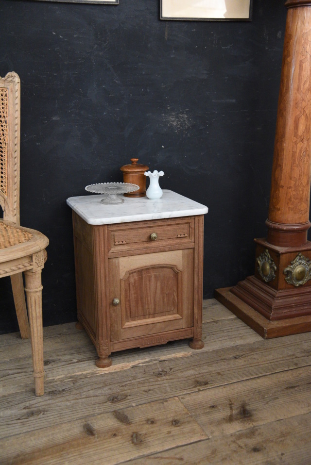 風合いある小ぶりな大理石ベッドサイドテーブル a