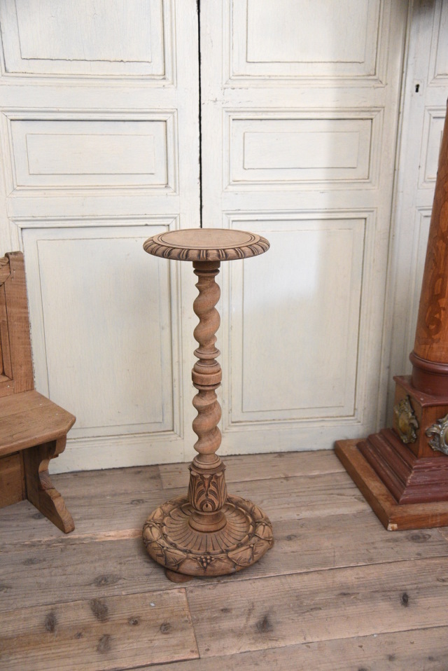 装飾が美しい風合いある丸い花台