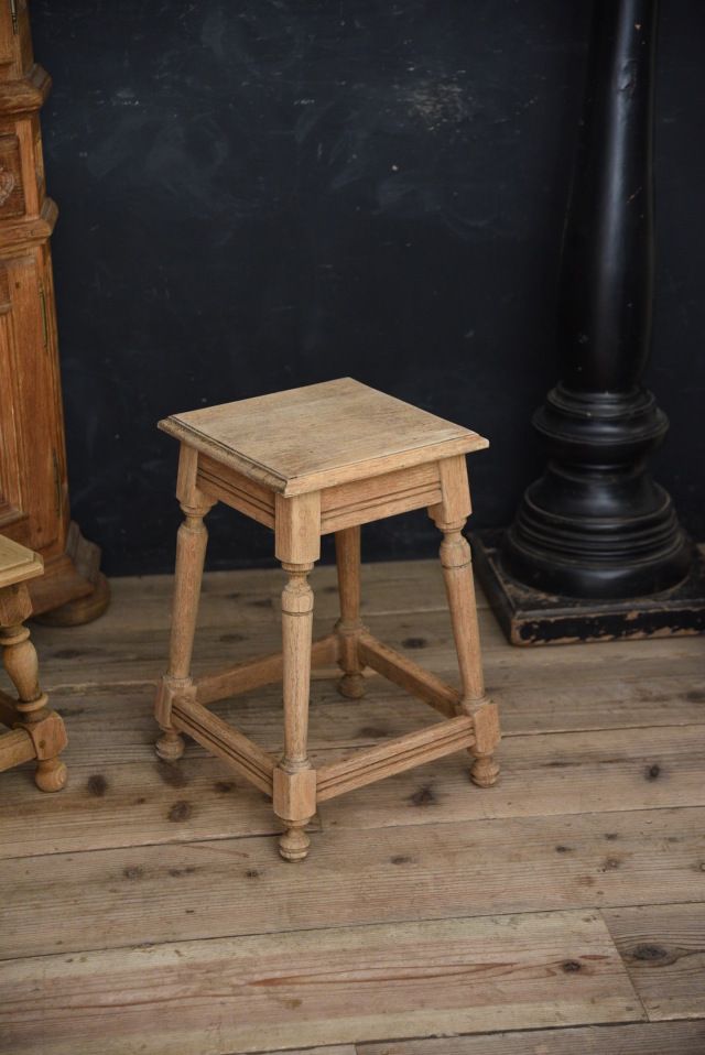 明るい風合いの小ぶりなサイドテーブル a 