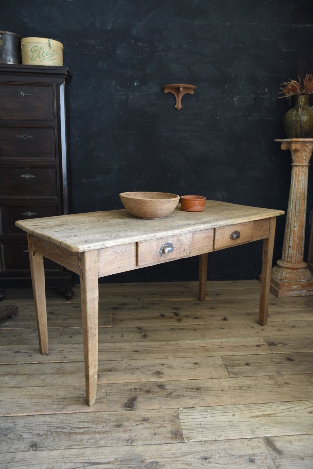 風合い豊かな2ドロワーテーブル 