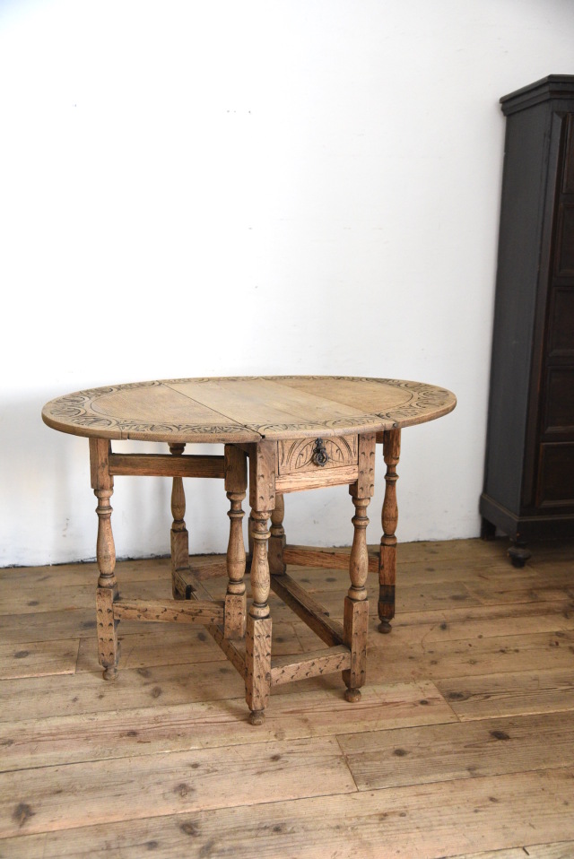 雰囲気あるドロワーのついたゲートレッグテーブル 