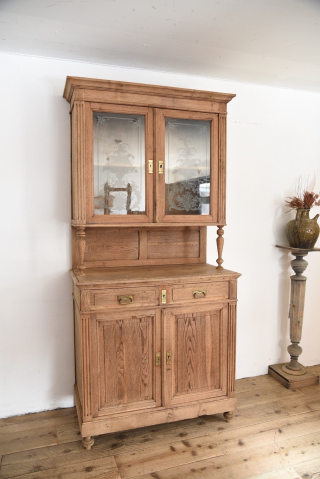 風合いある木製のガラスキャビネット