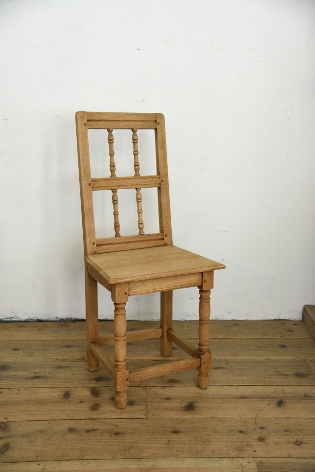 雰囲気ある佇まいのチャーチチェア