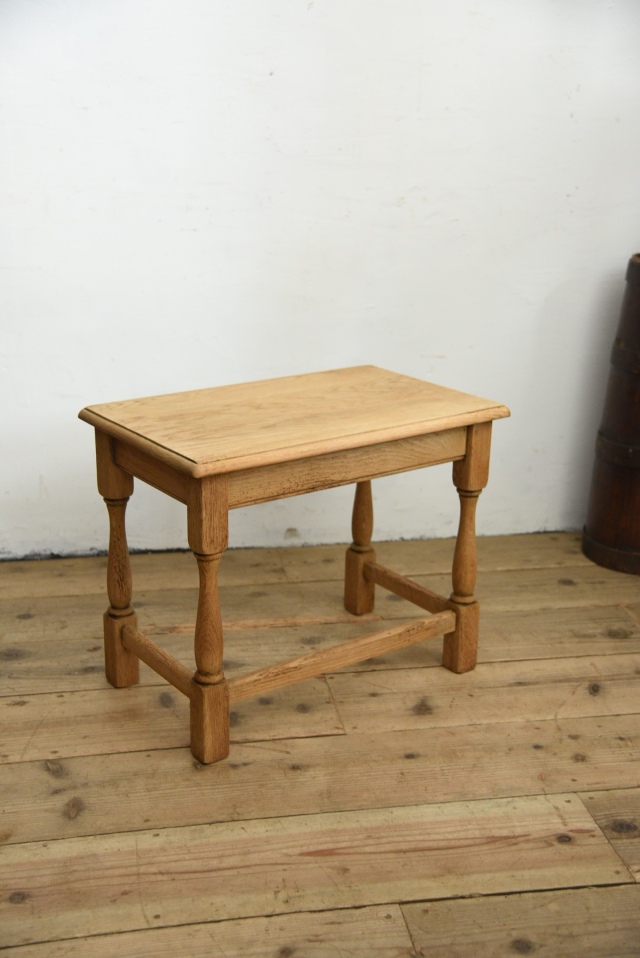 明るい風合いのサイドテーブル