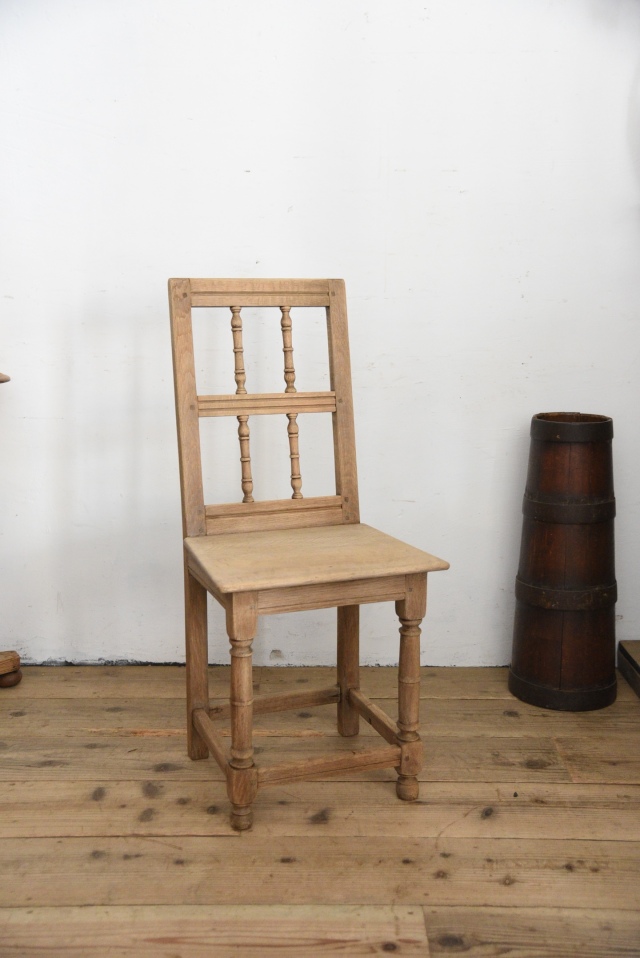 雰囲気ある佇まいのチャーチチェア b