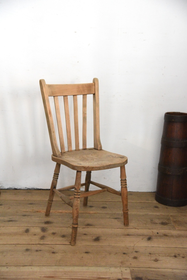 風合い豊かな木肌のチェア b