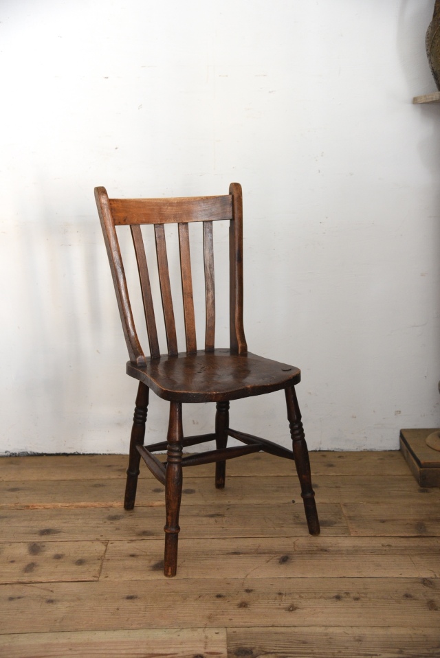 風合い豊かな木肌のチェア b