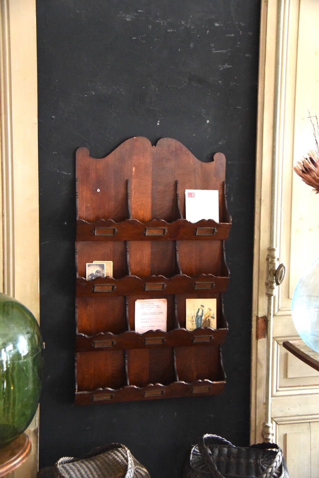 波のようなアーチのデザインが美しいレターラック 