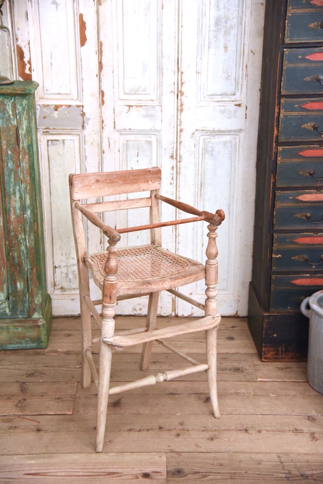 手すりのついたシンプルなベビーチェア フランス 