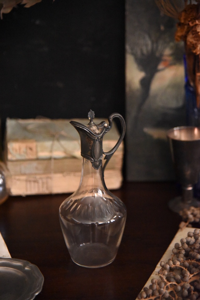 豪華な装飾の小ぶりなガラスの水差し 