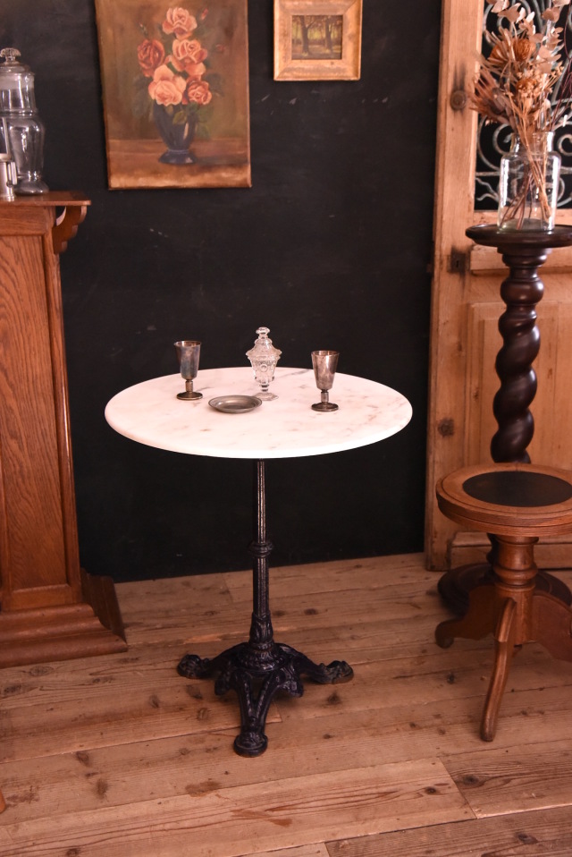 大理石の鉄脚ラウンドテーブル 