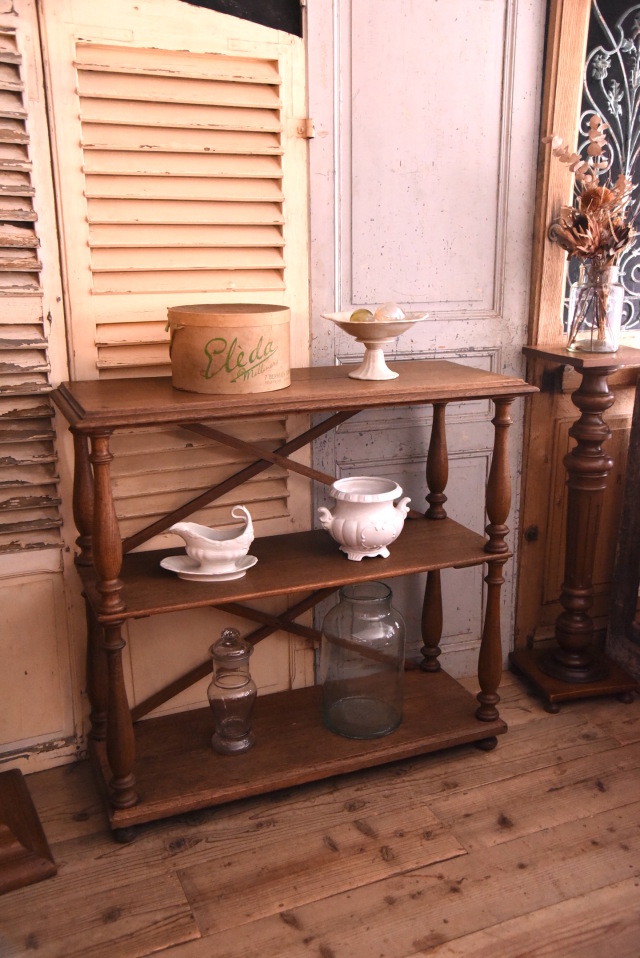 風合いある木製の3段シェルフ 