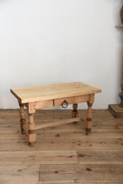 フランスやイギリスなどから買い付けたアンティーク家具