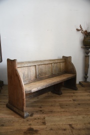 フランスやイギリスなどから買い付けたアンティーク家具