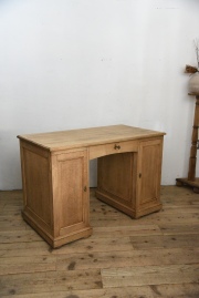 フランスやイギリスなどから買い付けたアンティーク家具