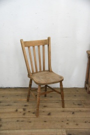 フランスやイギリスなどから買い付けたアンティーク家具