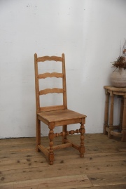 フランスやイギリスなどから買い付けたアンティーク家具