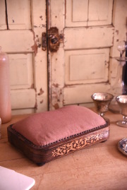装飾が美しい生地張りの台座　a