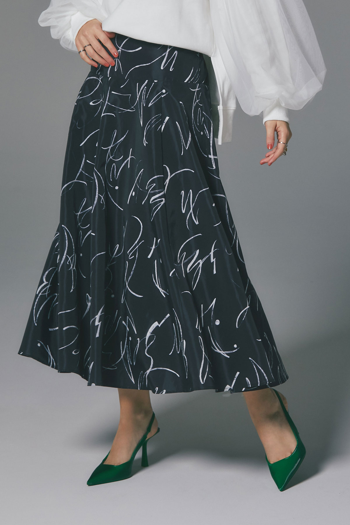 モノトーンペイント柄フレアスカート