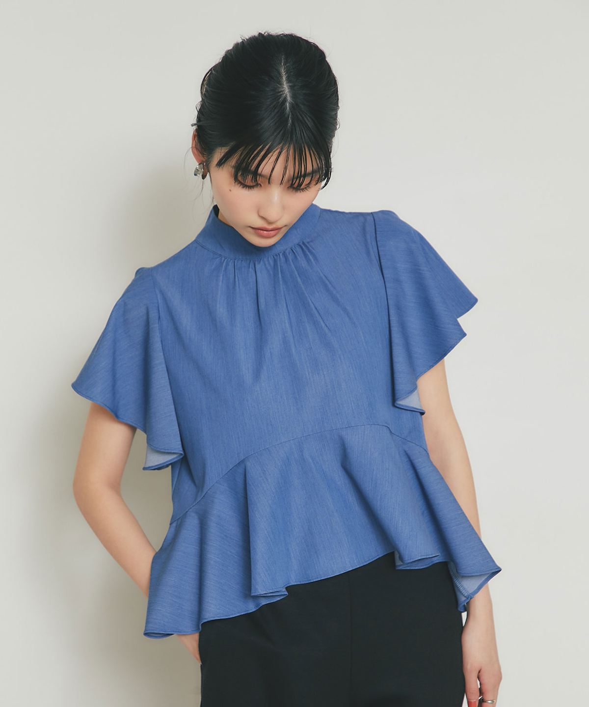4月9日オフィシャルサイト限定再販！プチハイネックデニムペプラムブラウス